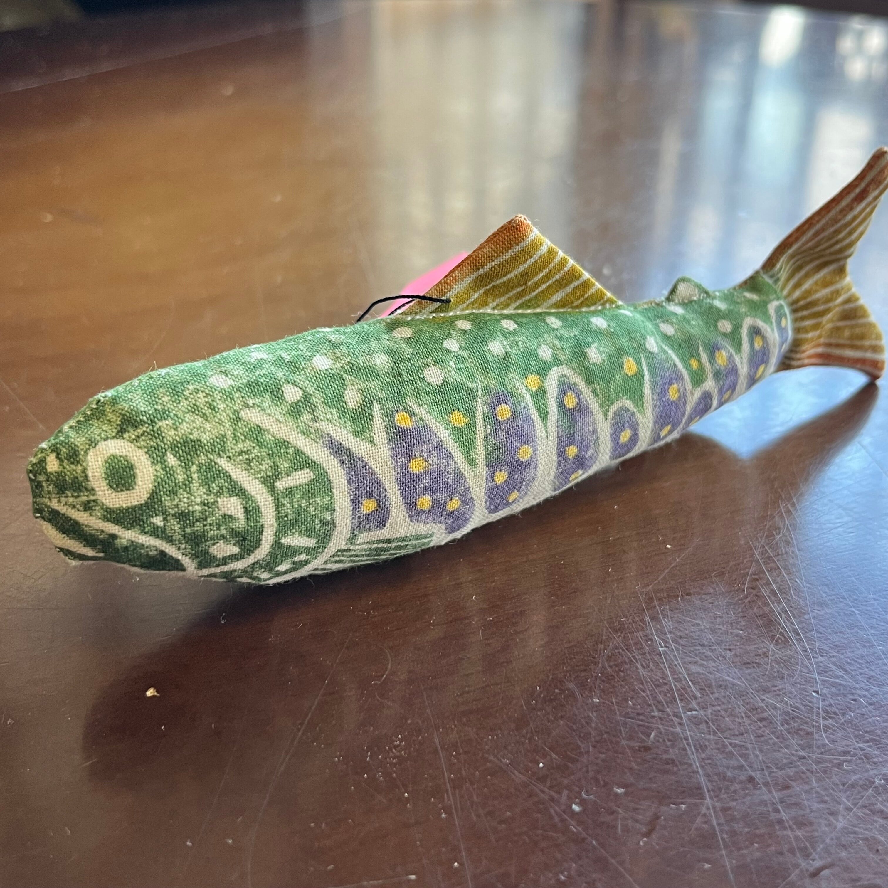 田中鱗水作 神代楠彫イワナ 木彫岩魚 29cm イワナ（岩魚） 木版手染めぬいぐるみ 魚シリーズ | 真工藝