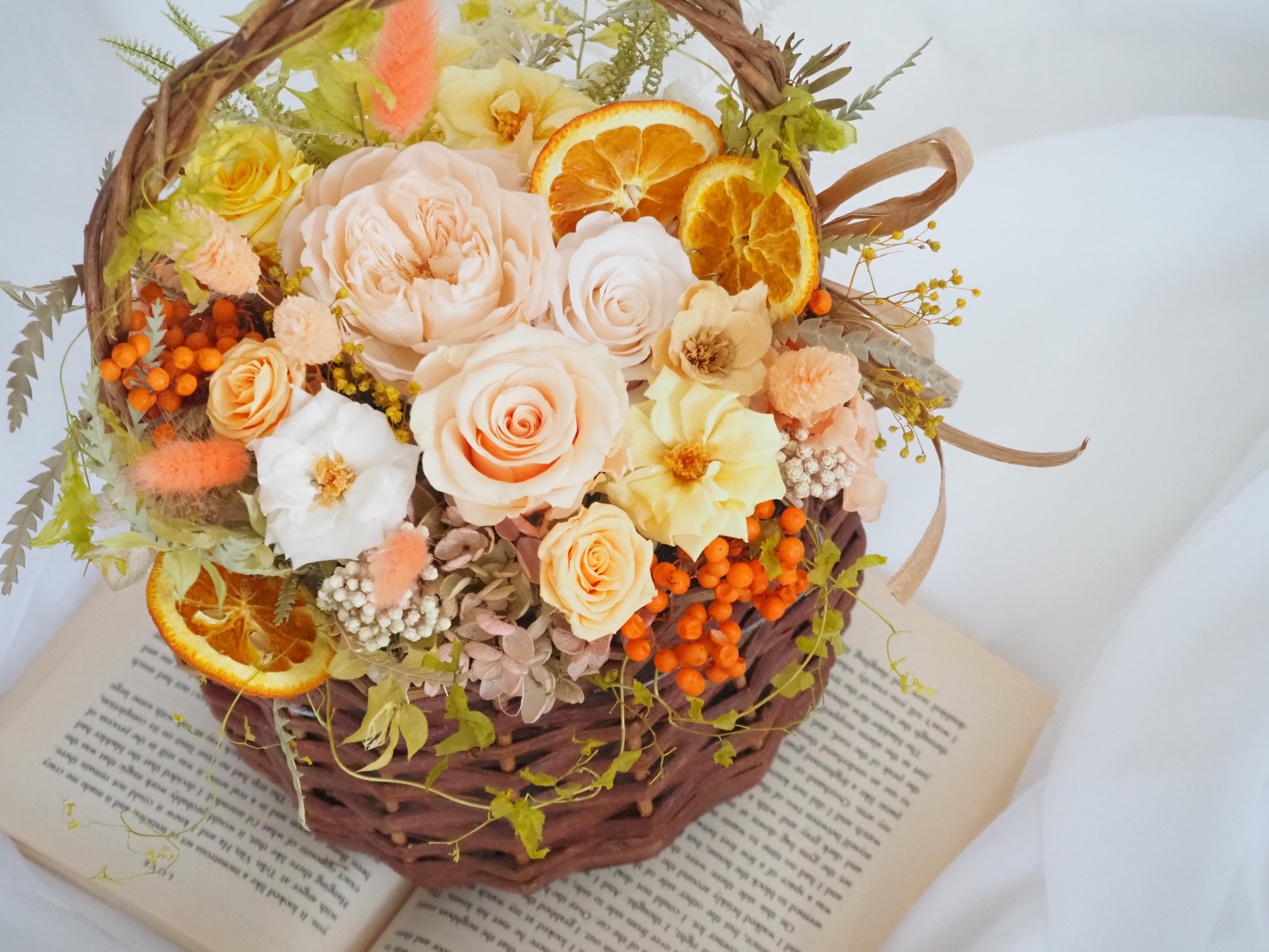 涼しげピーチカラー プリザーブドフラワーバスケットアレンジ basket