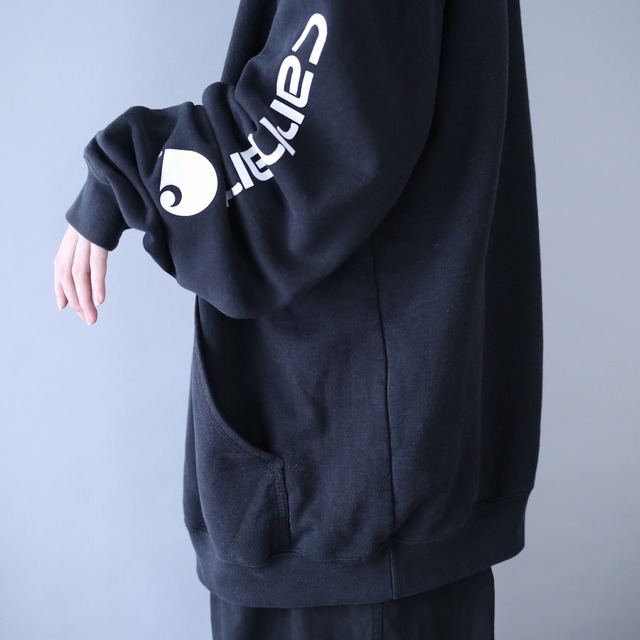 "Carhartt" sleeve logo printed over silhouette black sweat parka