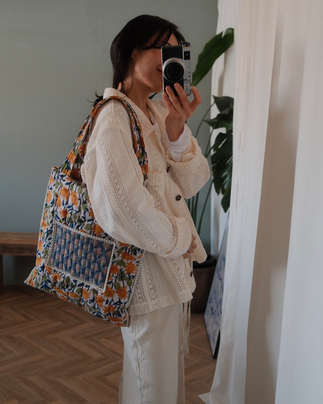 Block quilt tote.<Sign of peace >