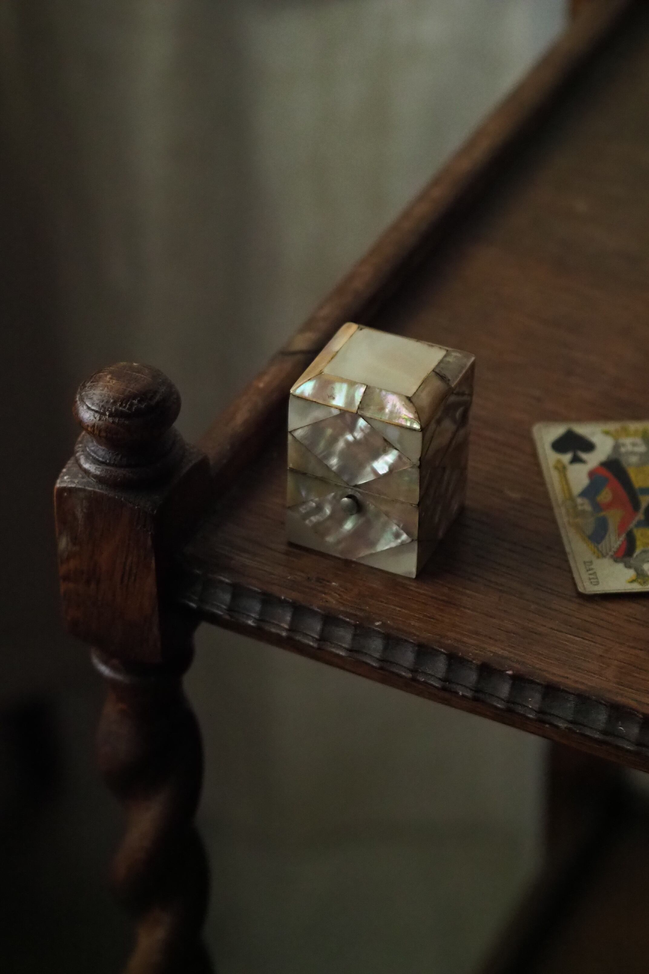 香水瓶が入ったマザーオブパールの小箱-antique shell box in perfume