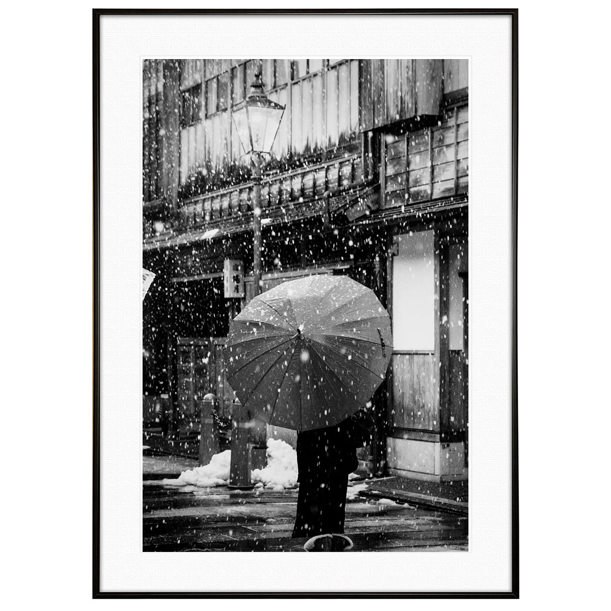 日本写真 石川県金沢市 雪のひがし茶屋街を歩く人インテリア モノクロ