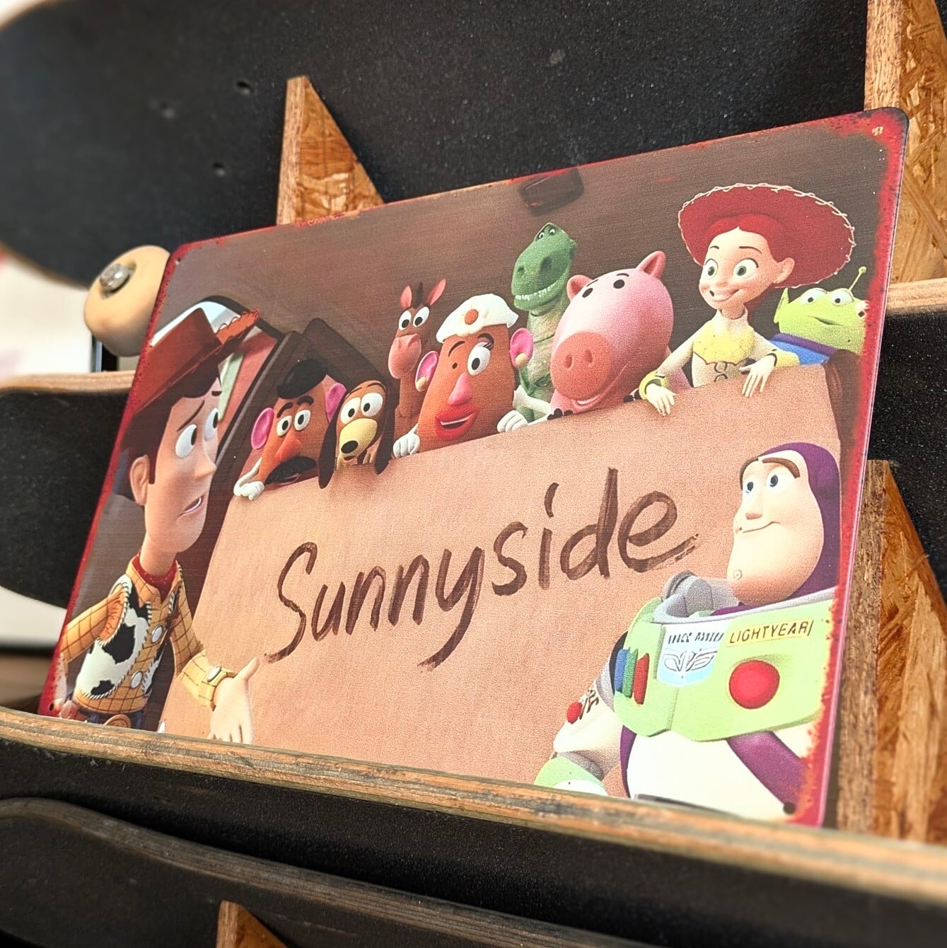 送料無料！ちょうどいいブリキ看板【 TOY STORY（ トイ・ストーリー ）】トイストーリー 『 Sunnyside 』 / METAL SIGN / メタルサイン / ブリキ看板 / サインボード / ビンテージ加工 〚アメリカン雑貨 アメトイ〛