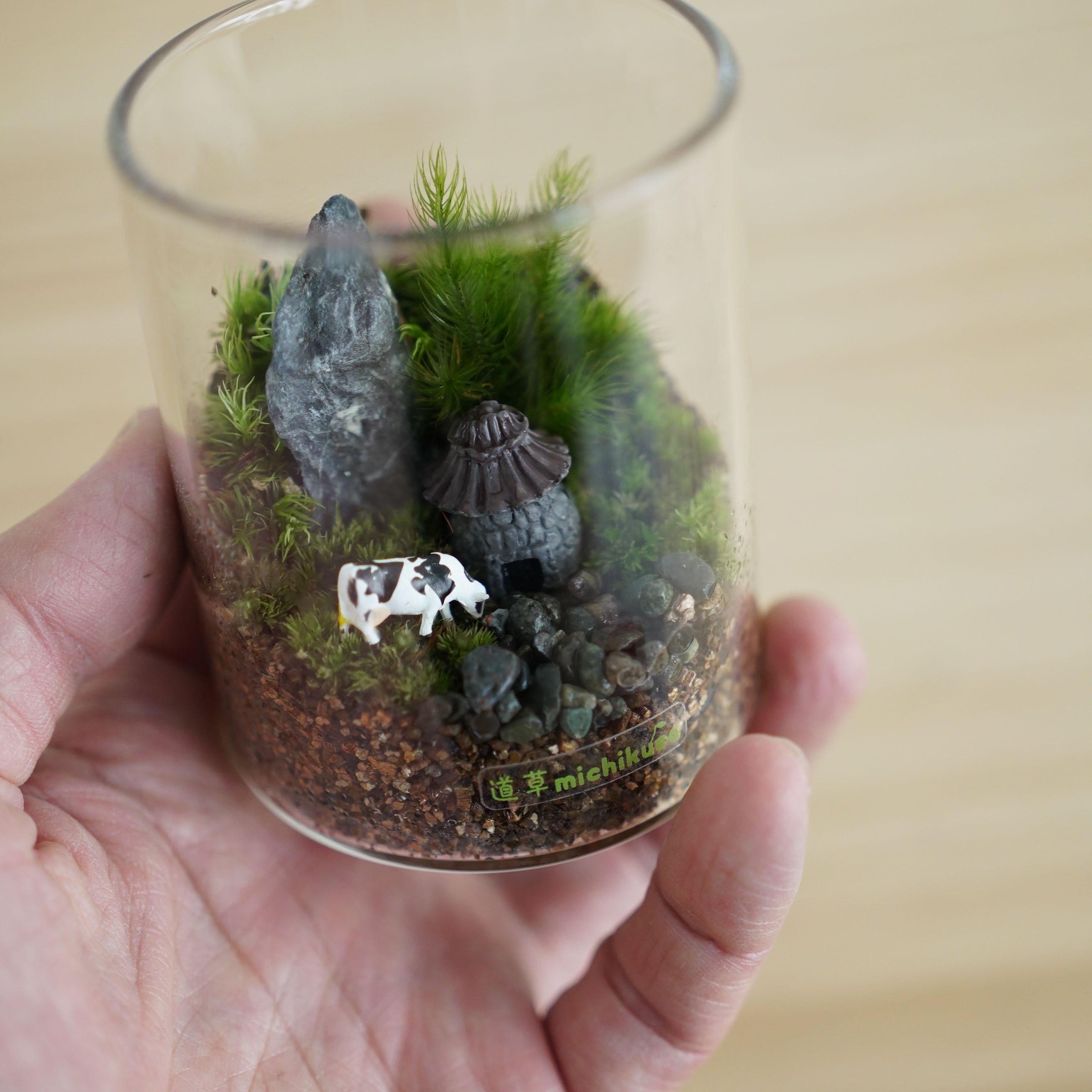 ミニチュアの世界】牛飼いの家のある苔テラリウム シリンダー | 苔