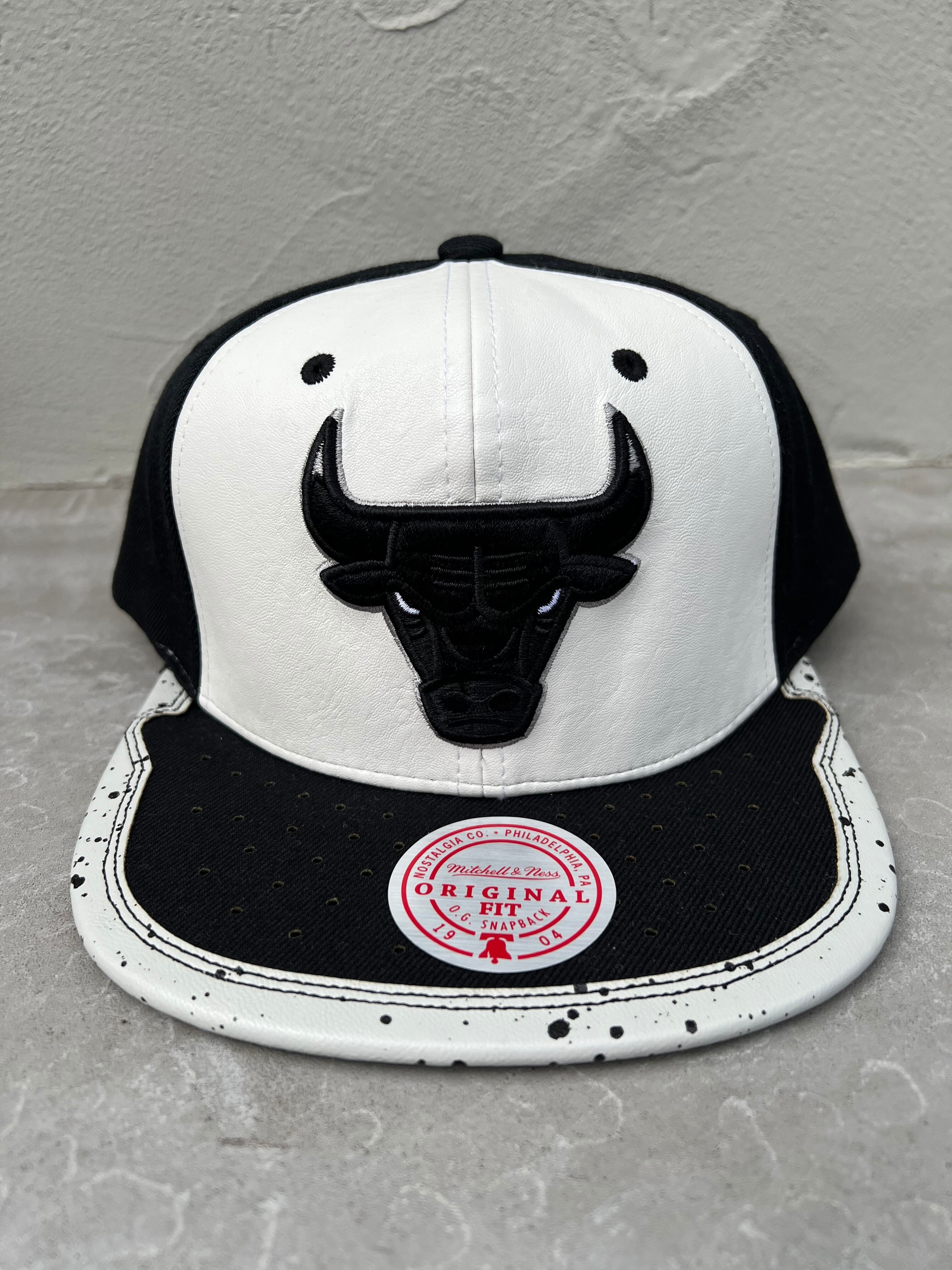 PUレザーJORDAN4 Mitchell & Ness CHICAGO BULUS CAP スナップバック ブラック×ホワイト×ドリッピンググレー