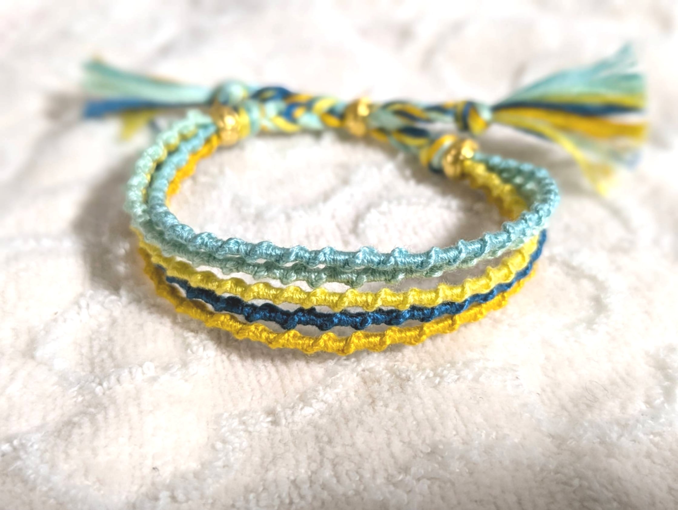 取り外し簡単(*´ω`*)ビーズで調整簡単 ミサンガ 白 黄色 水色 手首