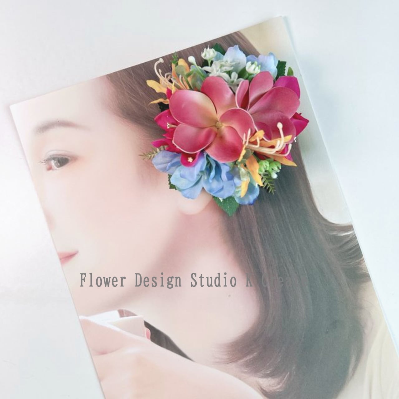 ピンクのプルメリアと水色のデルフィニュウムのヘアクリップ 髪飾り トロピカル 南国 フラ フラダンス ブーゲンビリア デルフィニュウム 水色