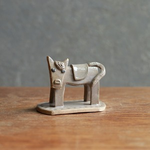 こちらを見つめる、素朴な馬