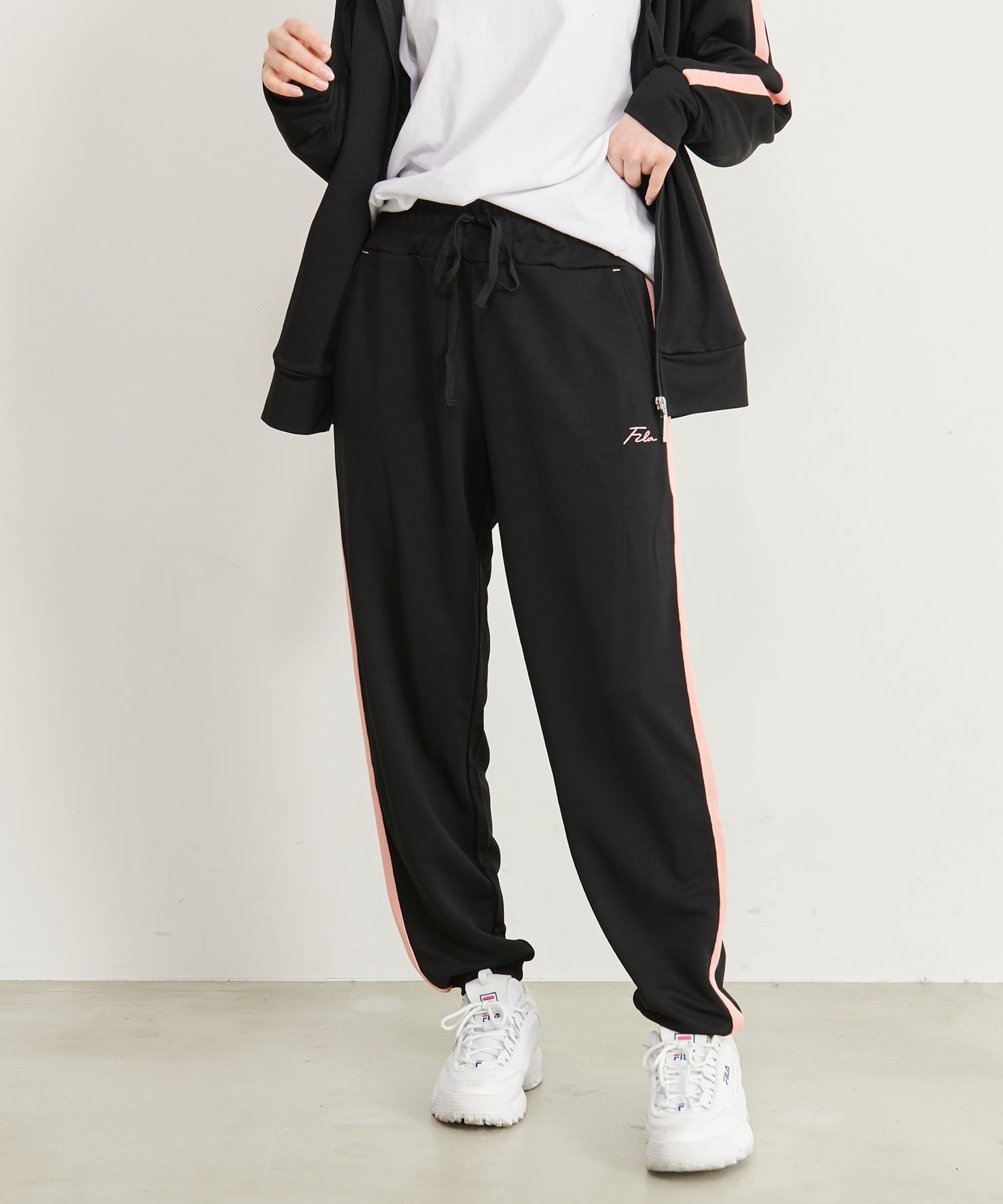ユニセックス向けのブランドをメインにした、カジュアルな洋服や服飾