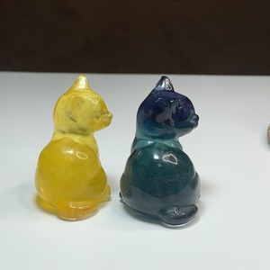 ちょこんと座っている可愛いねこさんの休憩所・フローライトねこ