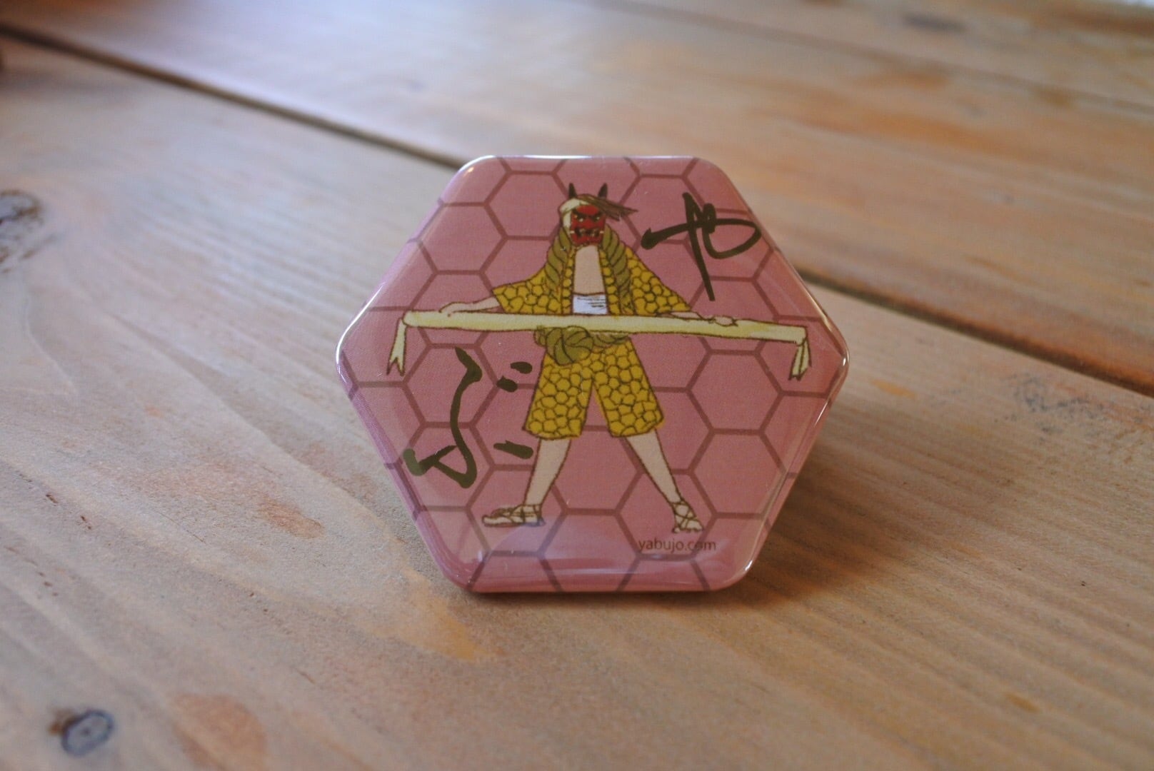 ヤブ亀甲型缶バッジ（ヤブ全身イラスト）