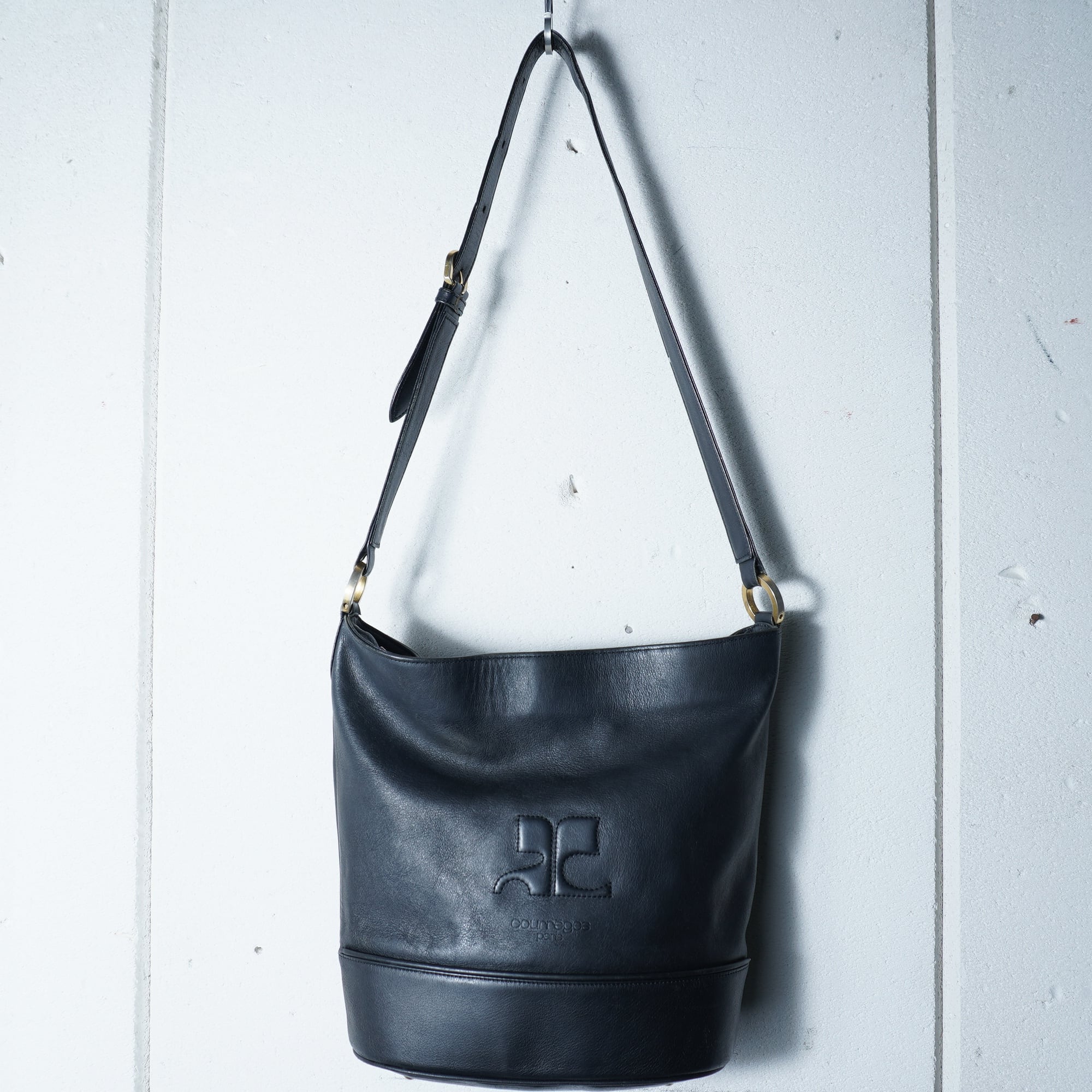 courreges クレージュ　エンボス　ロゴ　レザー　ショルダー　バッグ　黒 Courrèges】クレージュ エンボスロゴレザーショルダーバッグ black