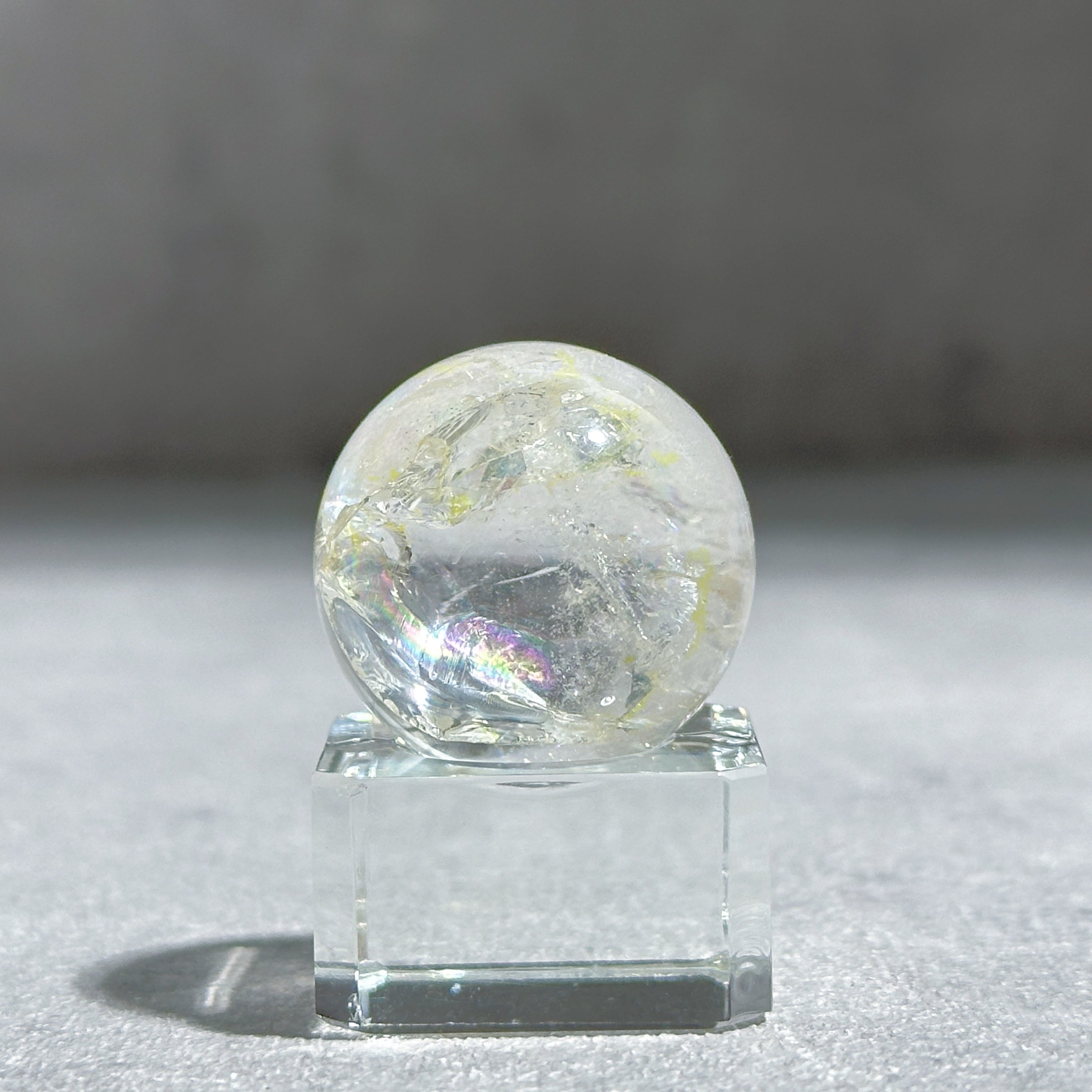 （大）虹クリアクオーツ　ヒマラヤ産　天然水晶　スフィア　天然クラック66.7mm 透明感・虹◎クリア(クラック)クォーツ スフィア11 ◇ clear