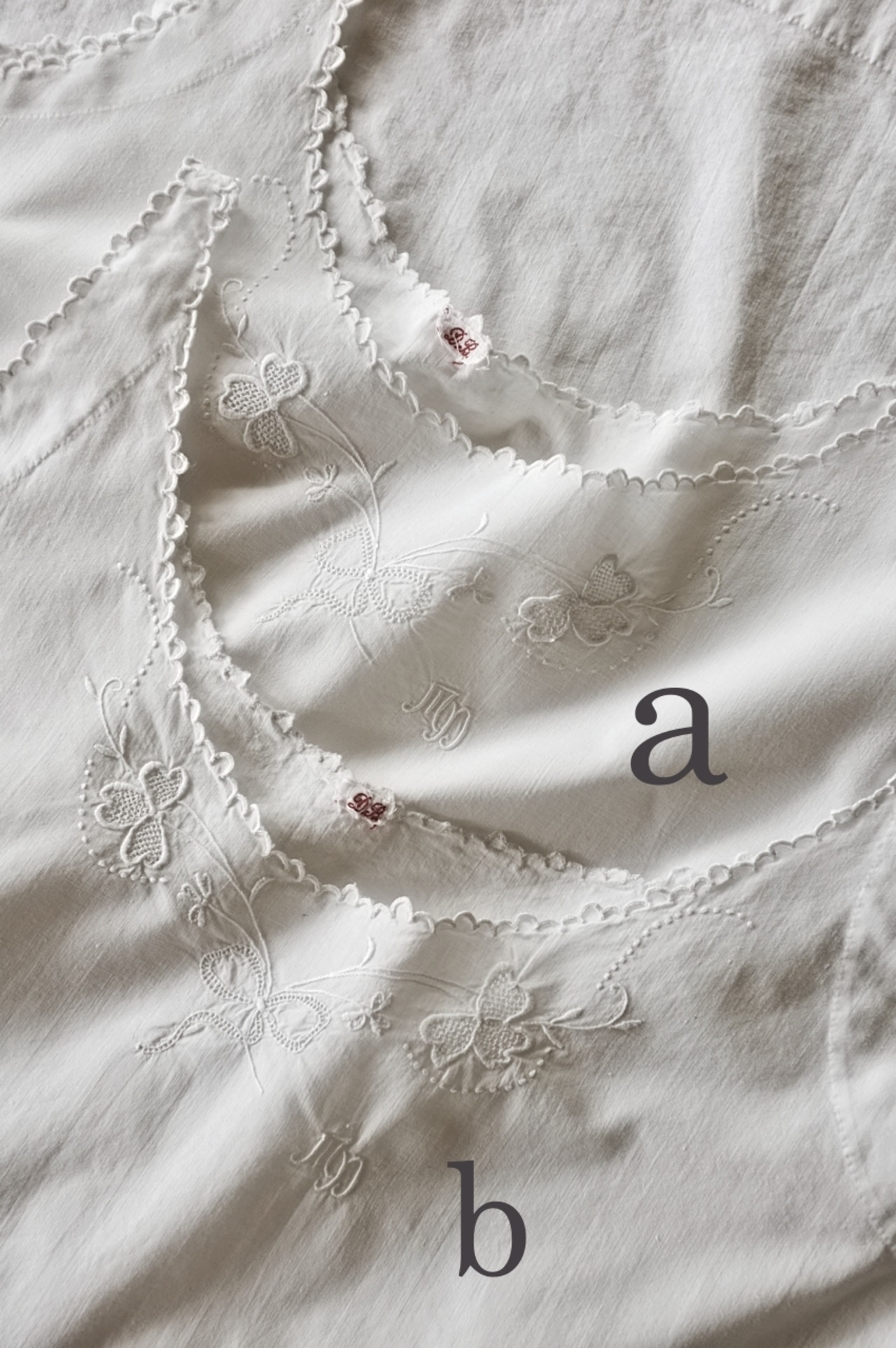 フランス 白クローバーと空虚なリボンとモノグラムワンピース アンティーク