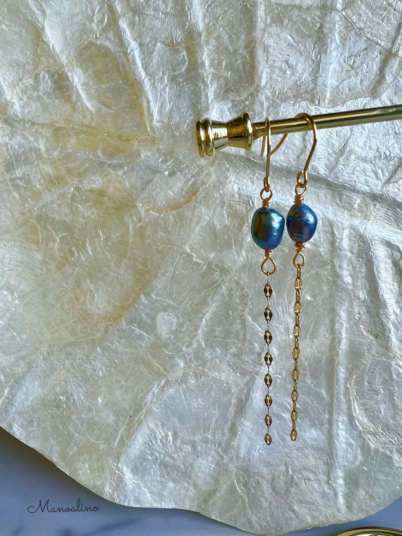 Black freshwater shell earring(ブラック淡水シェルロングピアス、イヤリング)