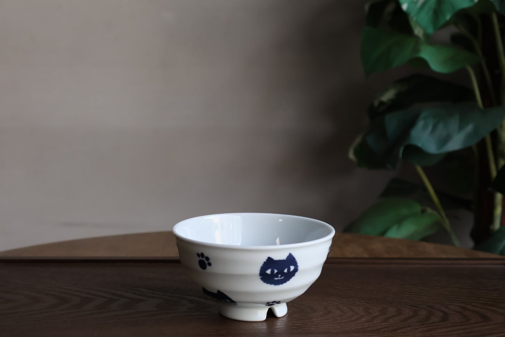 波佐見焼 水切り飯碗 もち猫 青 | うつわ通販 土岐陶器店 / ONLINE SHOP