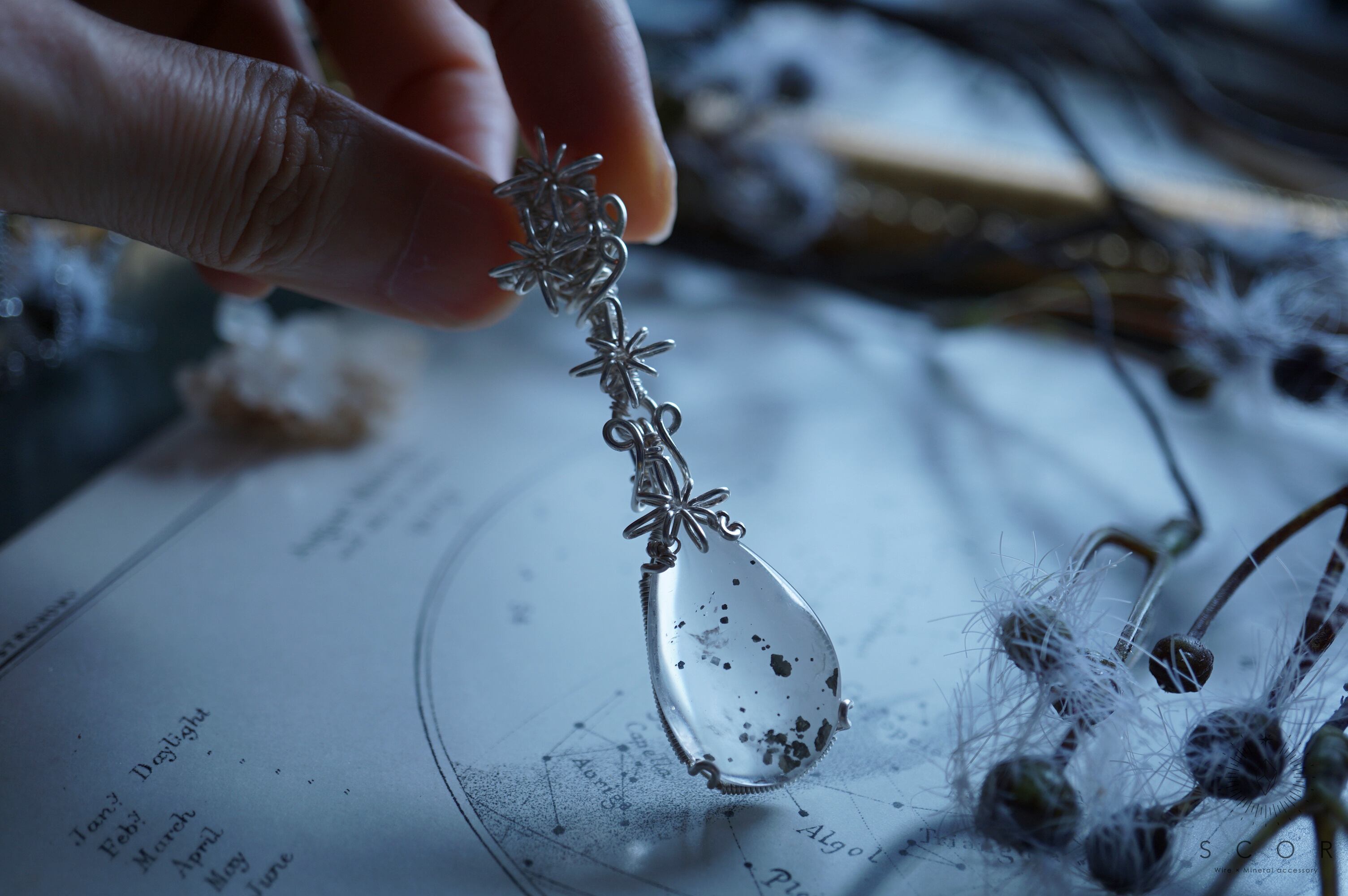 Shooting star - 星のかけらを降らす流星(pt279-p-s)(パイライトinクオーツ ペンダントトップ)