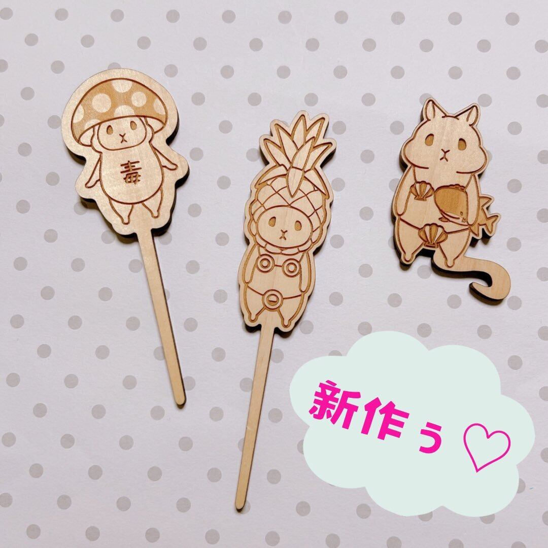 ラーメンの蓋を閉じるウッサ氏_コラボ