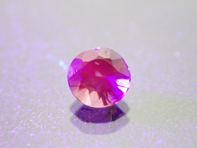 スピネル（蛍光）　0.33ct　[B4−104]