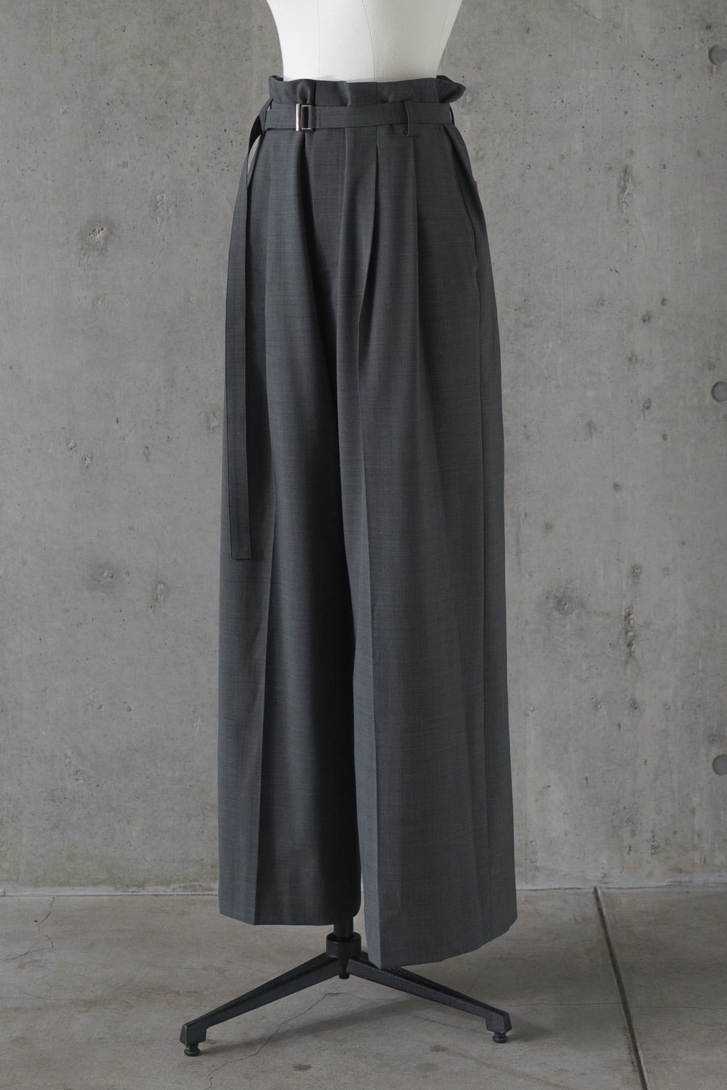 【新品未使用】roughlow sizelessパンツ size less pants (charcoal) 10月上旬から10月中旬頃発送 | roughlow