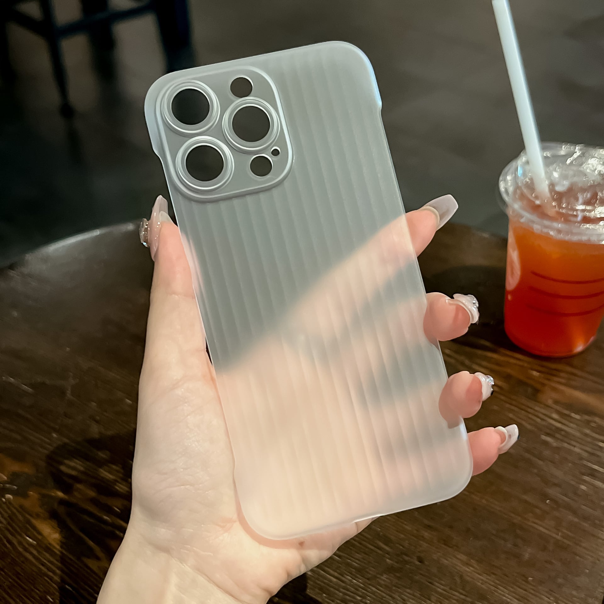 【iPhone15対応】シンプルでスタイリッシュ◎薄型軽量 マット 縦波 ストライプ加工 ユニセックス メンズ マットクリア スマホケース ND-15331