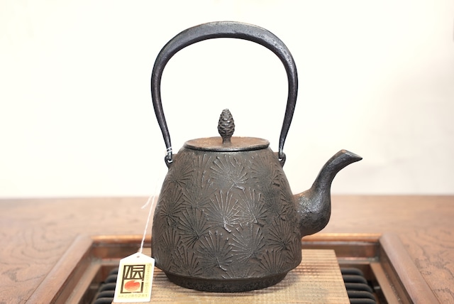 (受注生産品南部鉄器 鉄瓶 　南部形小松葉　1.3L 松鹿堂 伝統工芸士 菊池真吾作