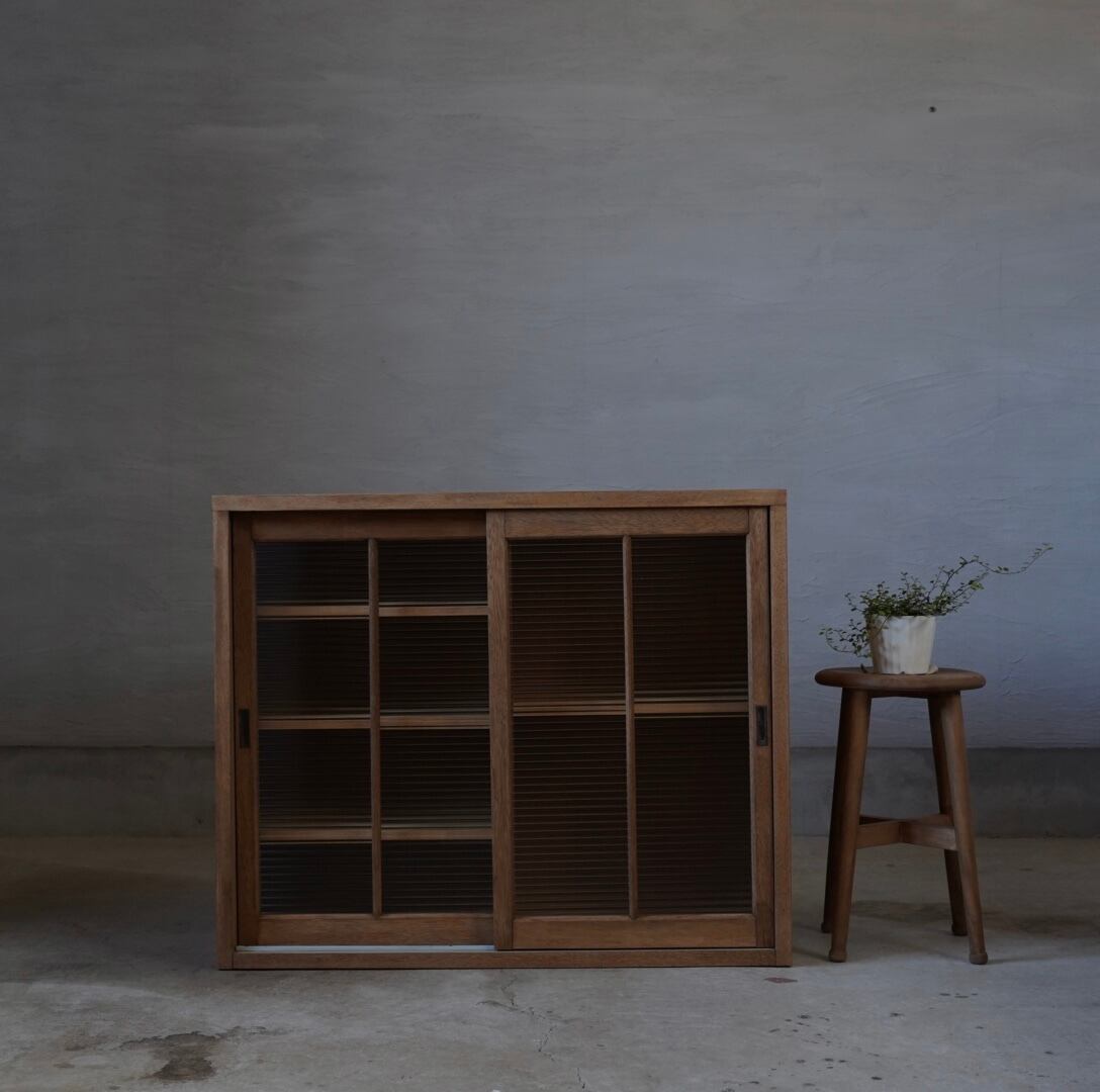 モールガラス引き戸のキャビネット