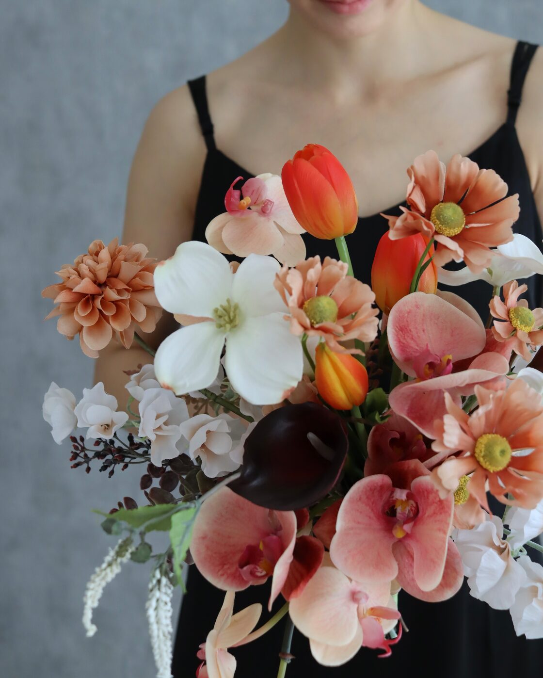 チューリップと胡蝶蘭のカラフルブーケ&ブートニア スイートピー  