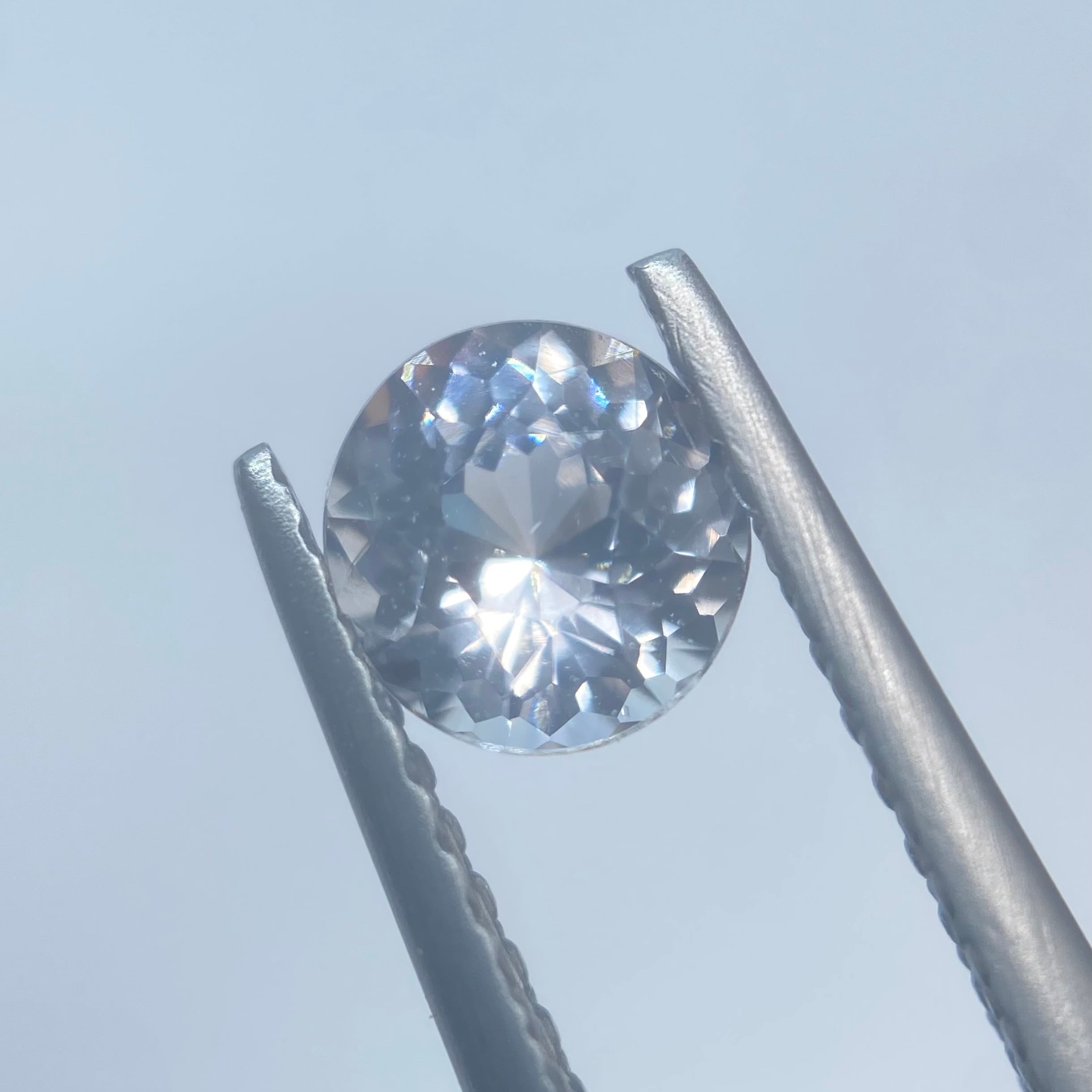 レアな無色のスピネル