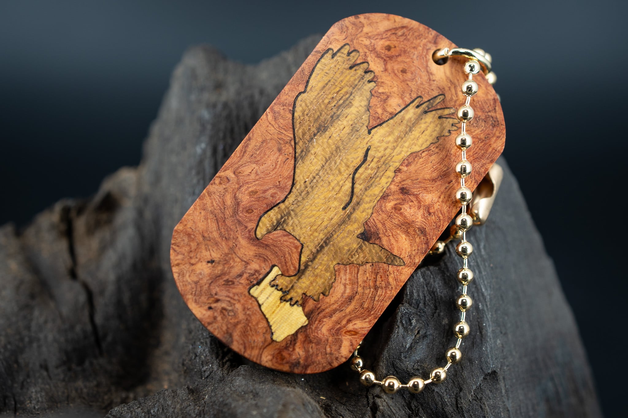 【朱色の銘木】 本花梨瘤 ドッグタグ 象嵌 トンビと油揚げ