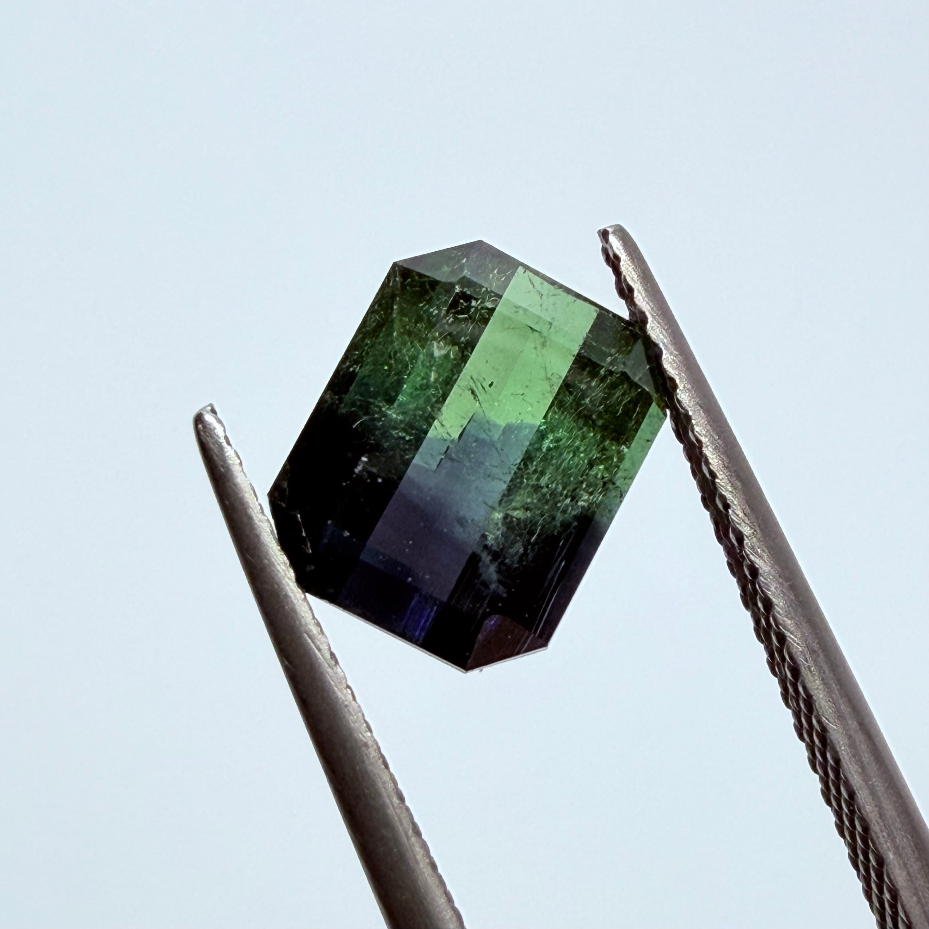 グリーンとネイビーの引き締まった色がかっこいいバイカラートルマリン