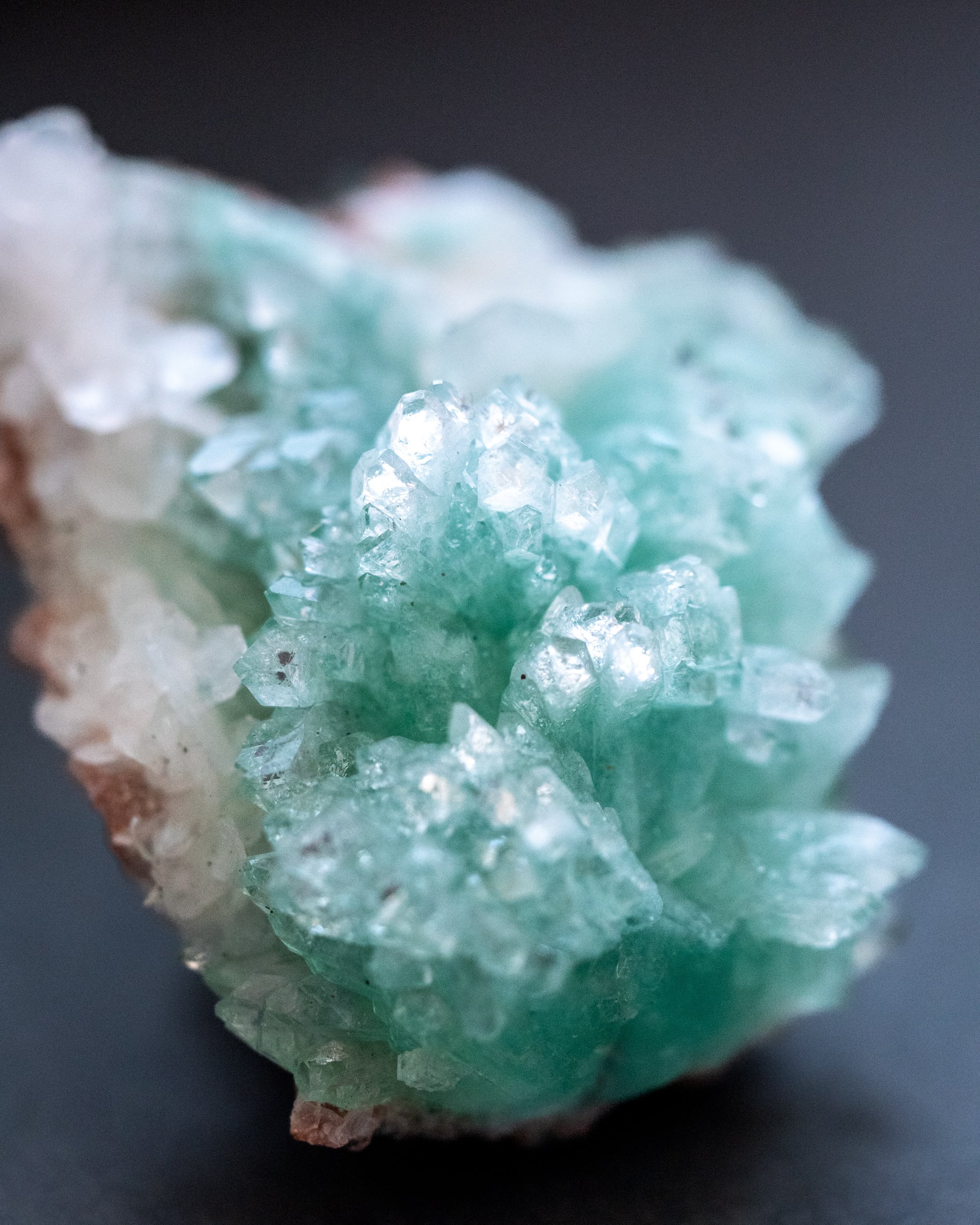 グリーンアポフィライト☆カルサイト共生☆原石☆台座付き インド プネー産 グリーンアポフィライトの原石 No.27 - cute