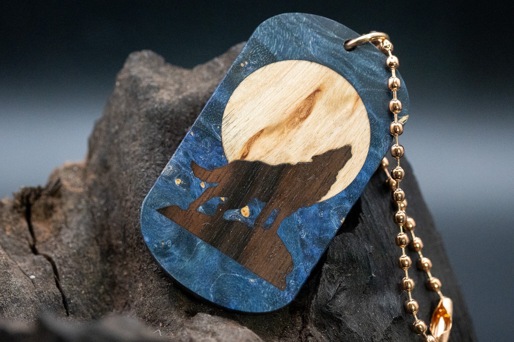 ※【カナダの象徴】ハードメープル スタビライズウッド ドッグタグ 象嵌 月と狼