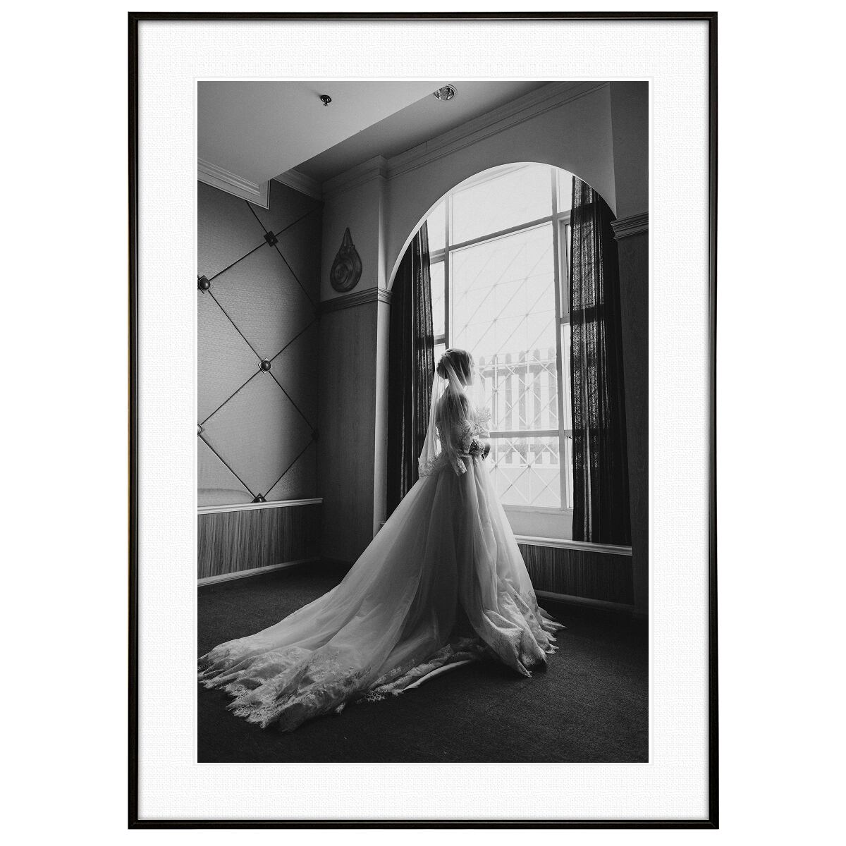 人物写真 窓の外を見るウェディングドレスを着た女性 インテリアアート モノクロポスター額装 AS3057
