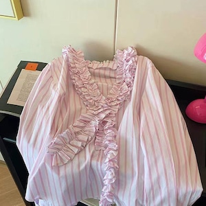 light pink striped v-neck blouse ruffle trim long sleeve<t3214>