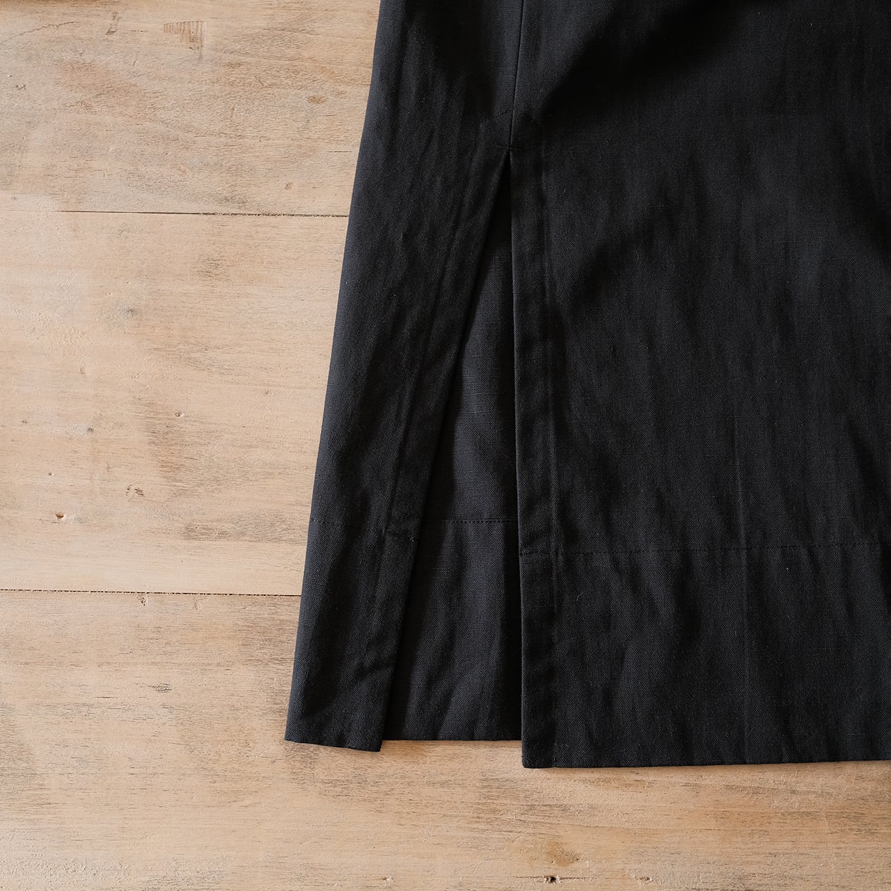 one side slit long skirt／cotton linen〈black〉 | SALUÉ