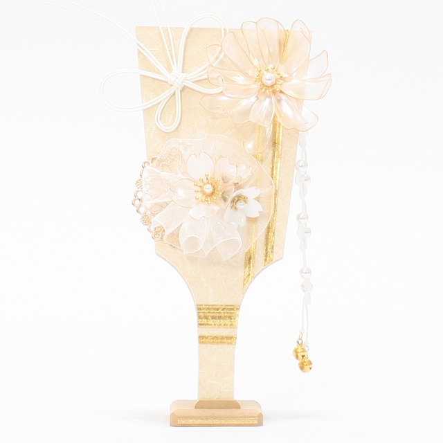 羽子板飾り《商品コード》10300-0007　花飾り羽子板　 白　25号　台付｜初正月｜省スペース｜おしゃれ｜モダン｜コンパクト｜江戸押絵羽子板｜無病息災｜邪気払い｜無患子