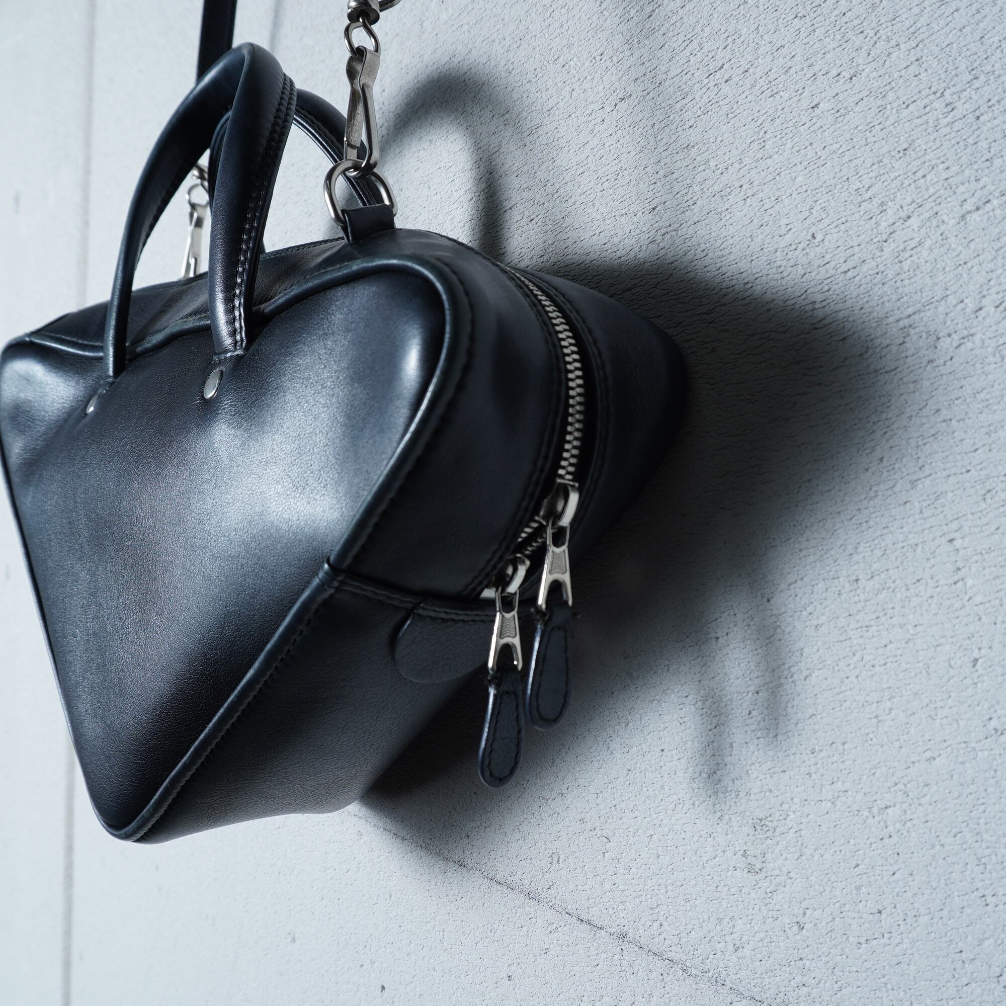 BALENCIAGA　バッグ　トライアングル　ショルダー　ハンド BALENCIAGA】バレンシアガ ロゴ入 トライアングルレザーショルダー