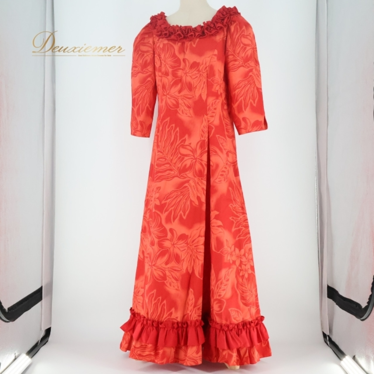 フラダンス 衣装 ワンピース ドレス レッド系 CC Fashions ハワイ製 プルメリア柄 モンステラ柄 ハワイアンプリント アロハ フラ ダンス レッスン 練習 フリル 五分袖 ワンカラー かわいい おしゃれ 上品 華やか 鮮やか ハワイ 服飾 レディース かわいいドレス エレガント