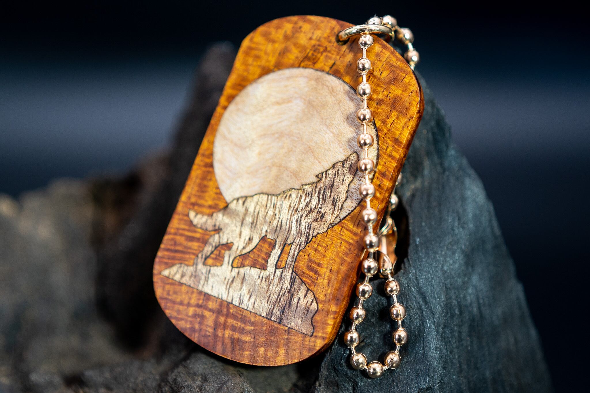 【21世紀最高峰の材】サイアミーズローズウッド マイクロカーリードッグタグ 象嵌 月と狼