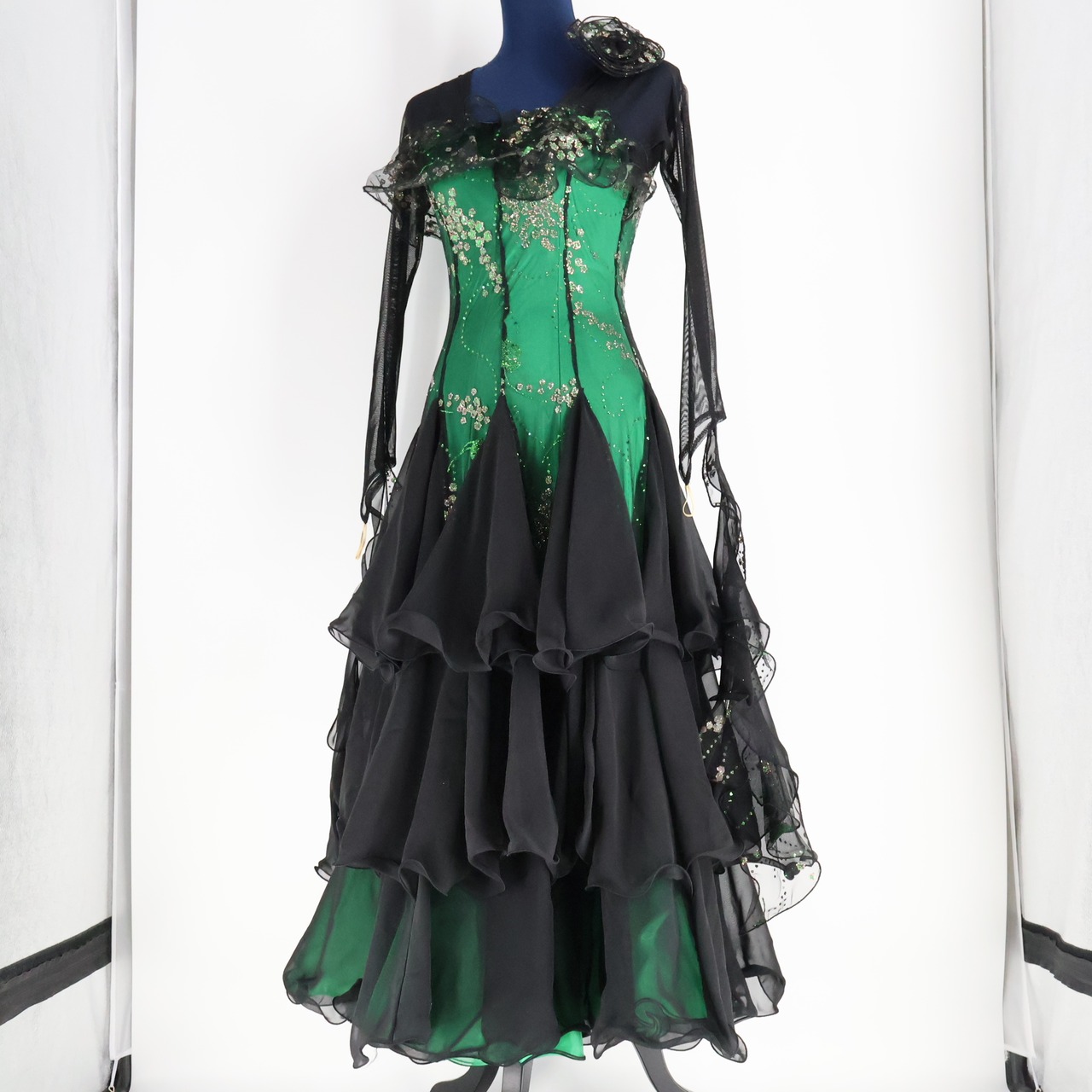 【美品 社交ダンス衣装】グリーン leirena レイリーナ ワンピース ドレス 緑 黒 ブラック レース フリル フロート ラメ 段々