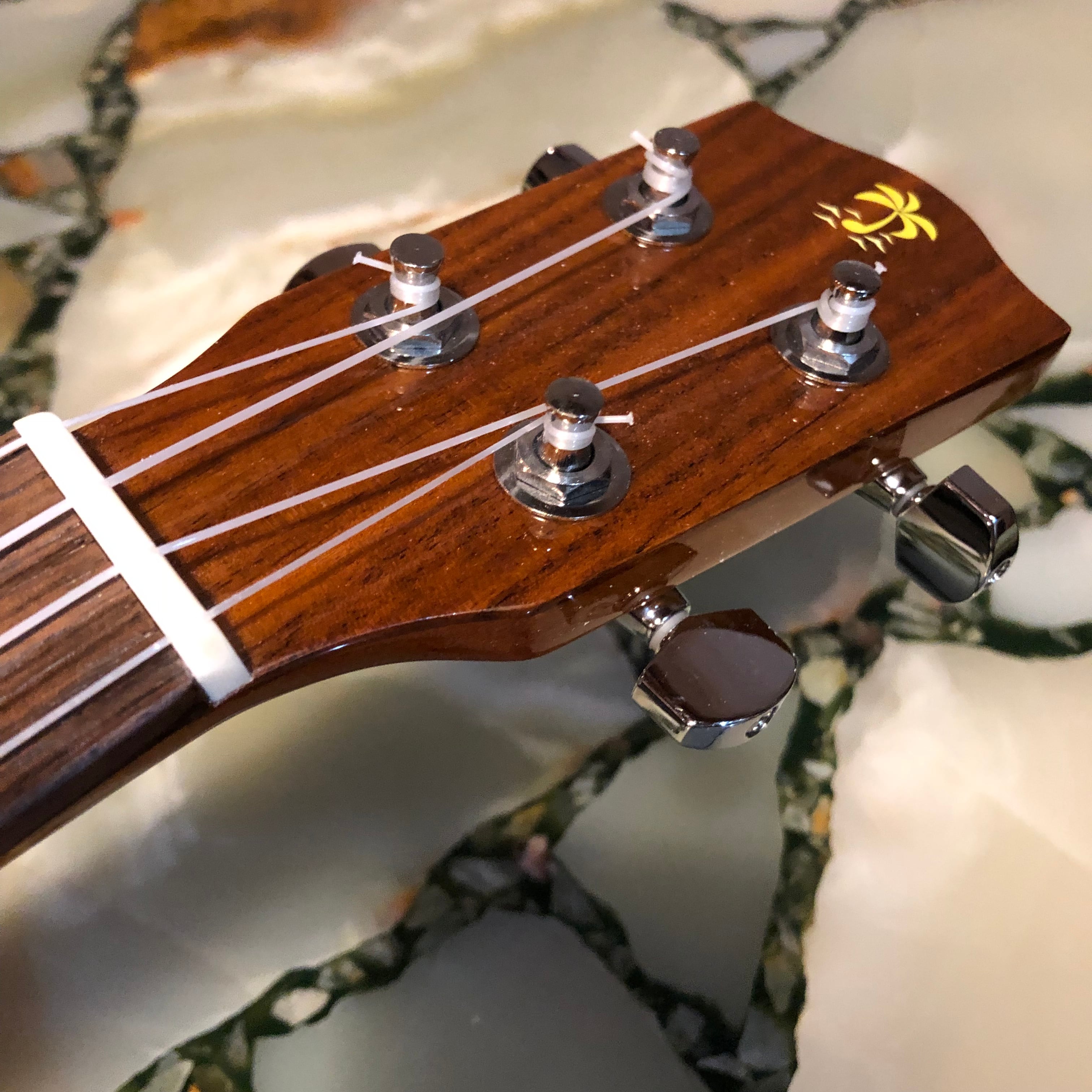 Kmise】弾きやすいマホガニー材のテナーウクレレ【ウクレレ...