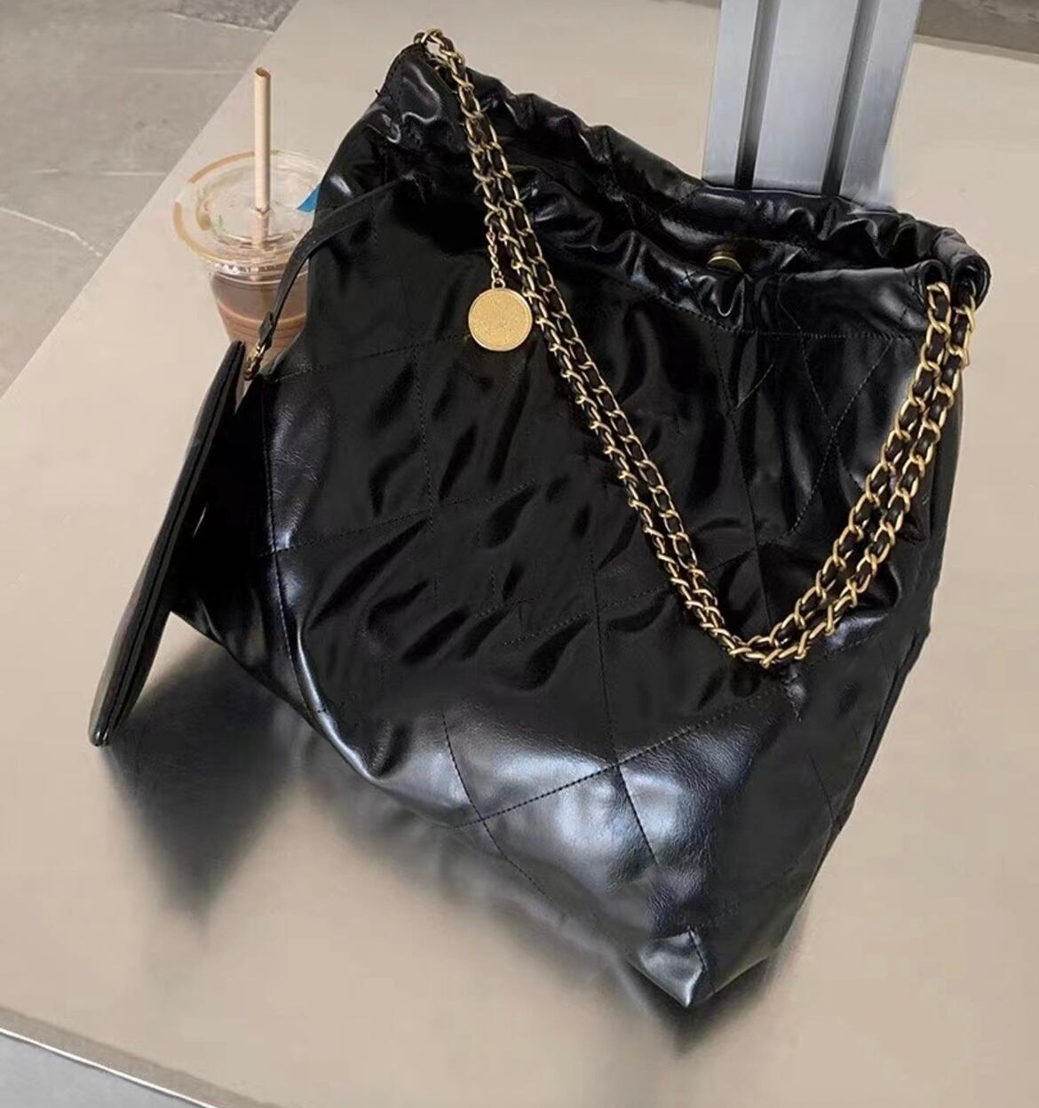 ポーチ付きゴールドチェーンキルティングバッグ