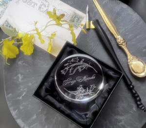 【名入れ】クリスタルペーパーウェイト　ボタニカルアート　カリグラフィー