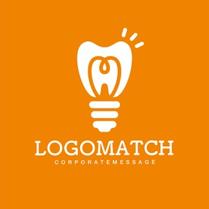 ひらめき照らす歯と電球のロゴ