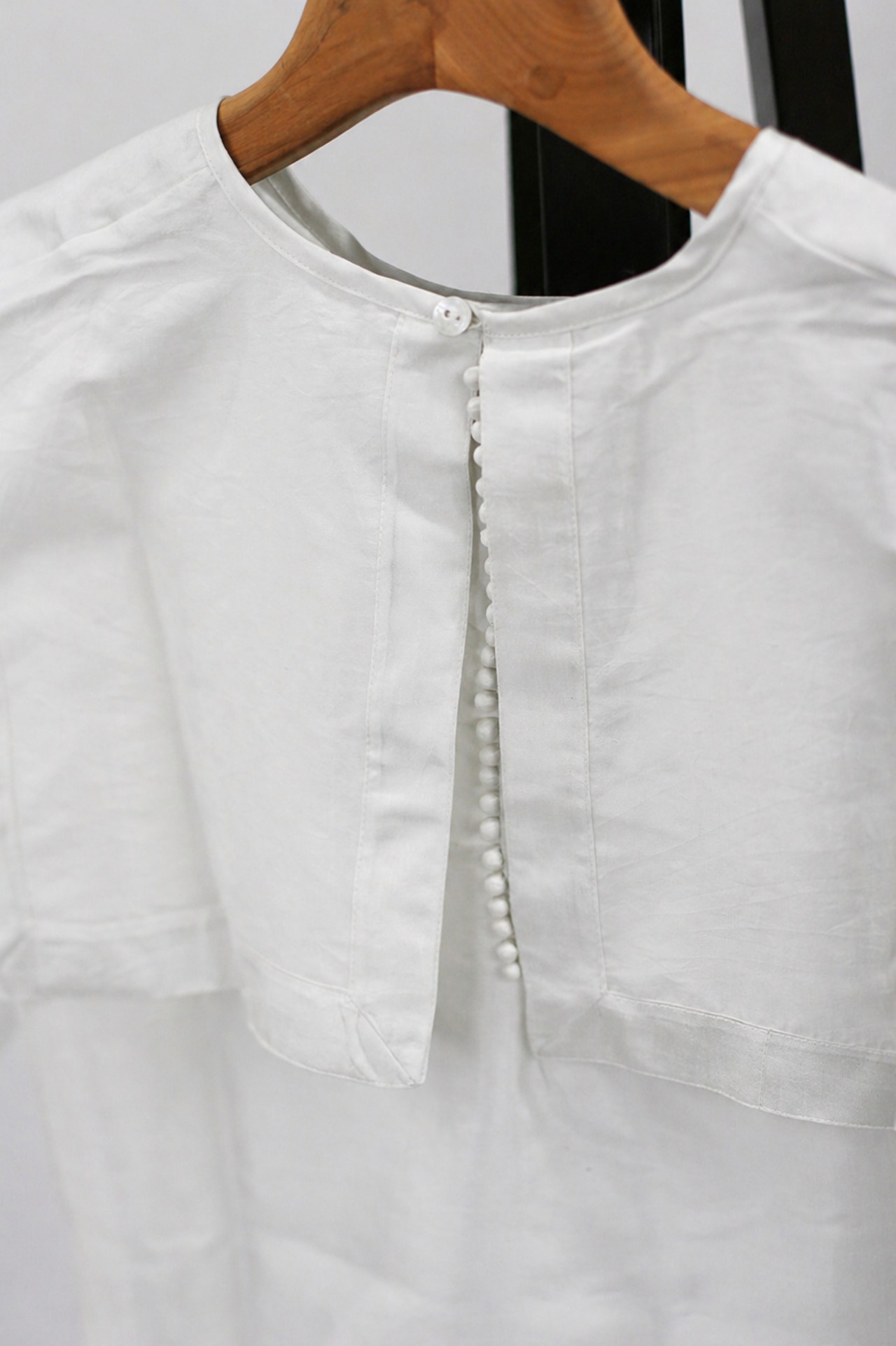 【BUNON】ブノン   Back Button Sailor Blouse / White・Rose Water