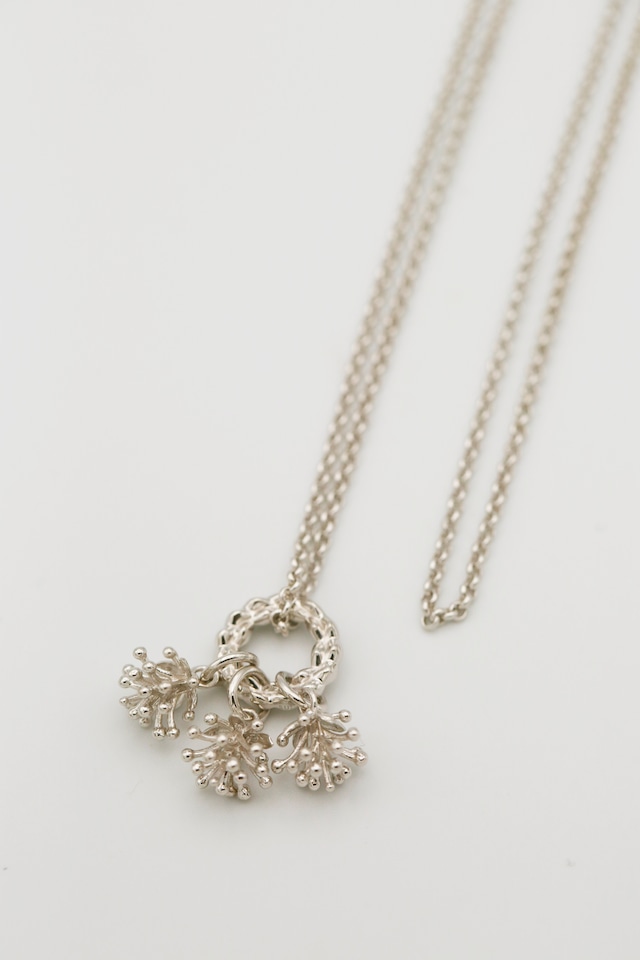 幸運の花ペンダント