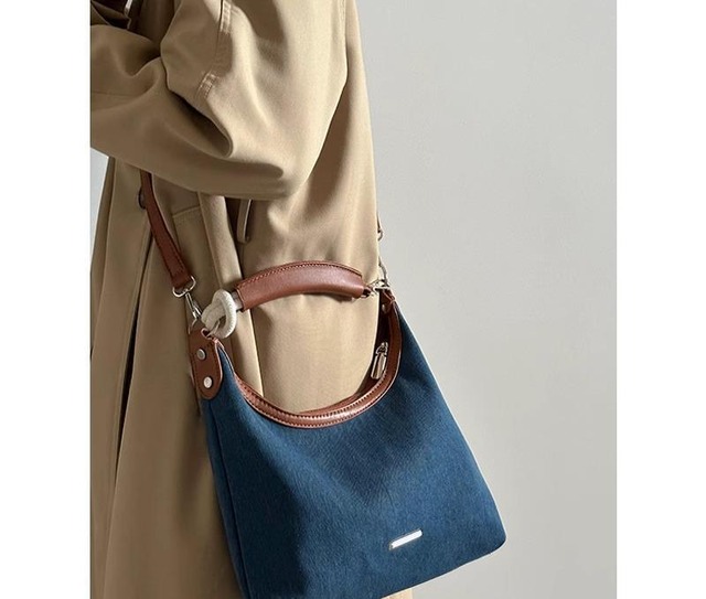 ショルダーバッグ デニム トートバッグ 個性的 バイカラー かっこいい 韓国系 2way 斜めがけ 肩がけ バッグ 紺色 ネイビー 青 ブルーデニム マリンカラー 上品 収納力 台形 通勤 ビジネス オフィス バック こなれ感 夏 サマー レトロ 上品