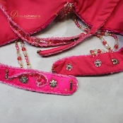 ベリーダンス オリエンタル 衣装 上下セット ピンク系 トップス スカート アーム アーム飾り スパンコール ビーズ 花 スリット 鮮やか 蛍光ピンク ダンス衣装 腕飾り かわいい 華やか キラキラ イベント ステージ