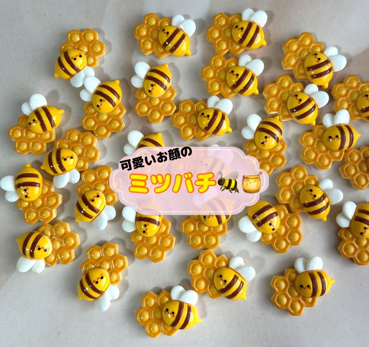[５個]可愛いお顔のミツバチ／20mm×30mm